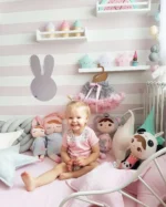 Lalka Metoo w szarej sukience