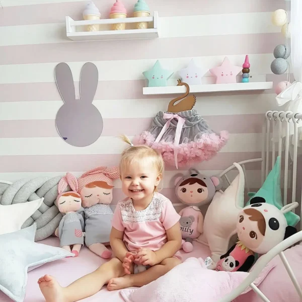 Lalka Metoo w szarej sukience