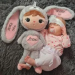 Lalka Metoo Szaro-różowy Królik 50cm - obrazek 6