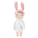 Lalka Metoo w białej sukience