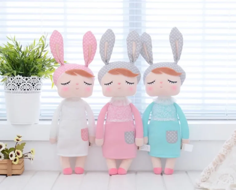 Lalka Metoo w białej sukience