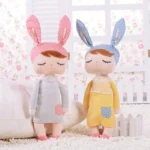 Lalka Metoo w szarej sukience