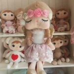 Lalka Metoo z kolorowym wianuszkiem