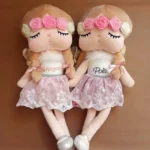 Lalka Metoo z kolorowym wianuszkiem