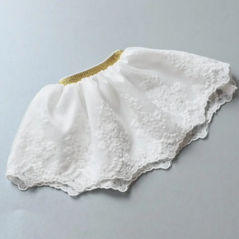 Tiulowa spódniczka z koronką - Biała