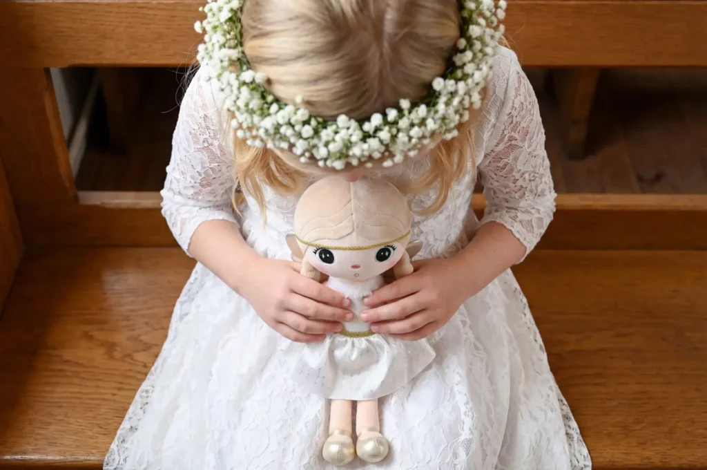 Prezent na Komunię, który zostaje w sercu - dlaczego personalizowana lalka to najpiękniejsza pamiątka na lata?